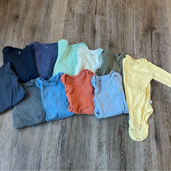 Honest Company Long Sleeve Onsies - Picture 1 of 4